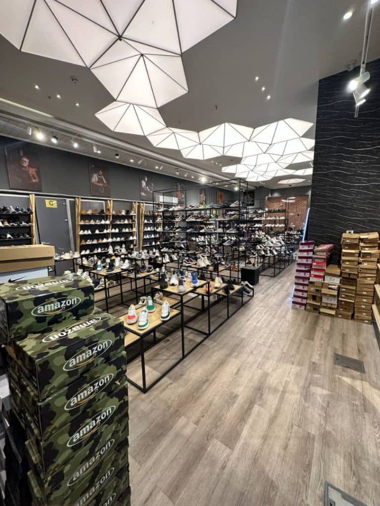 فروشگاه کفش آرسی شوز در کارگر جنوبی تهران