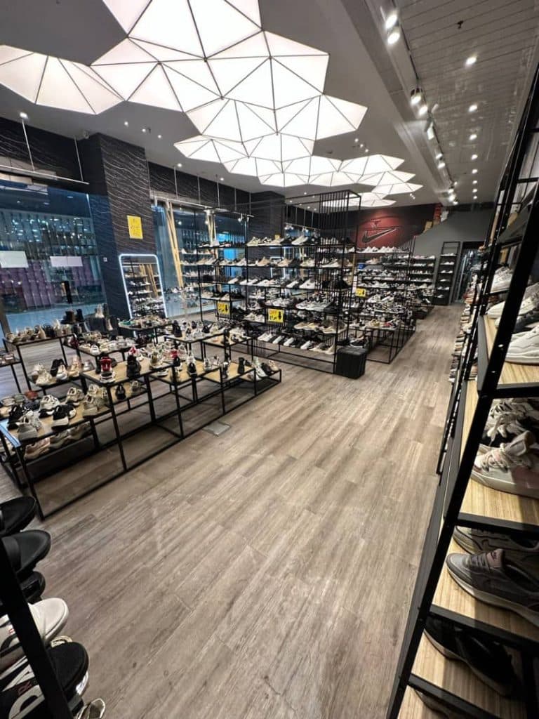 فروشگاه کفش آرسی شوز در کارگر جنوبی تهران