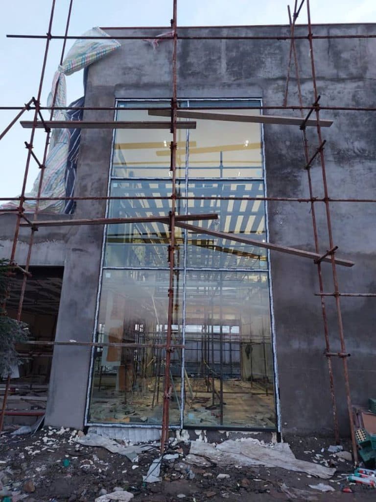 اجرا نمای مدرن شیشه ای و کامپوزیت گروه ساختمانی شرکا در رشت