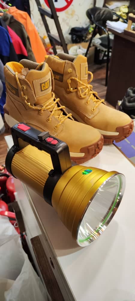 فروش کفش کار و لباس کار و لوازم ایمنی آلفا در رشت