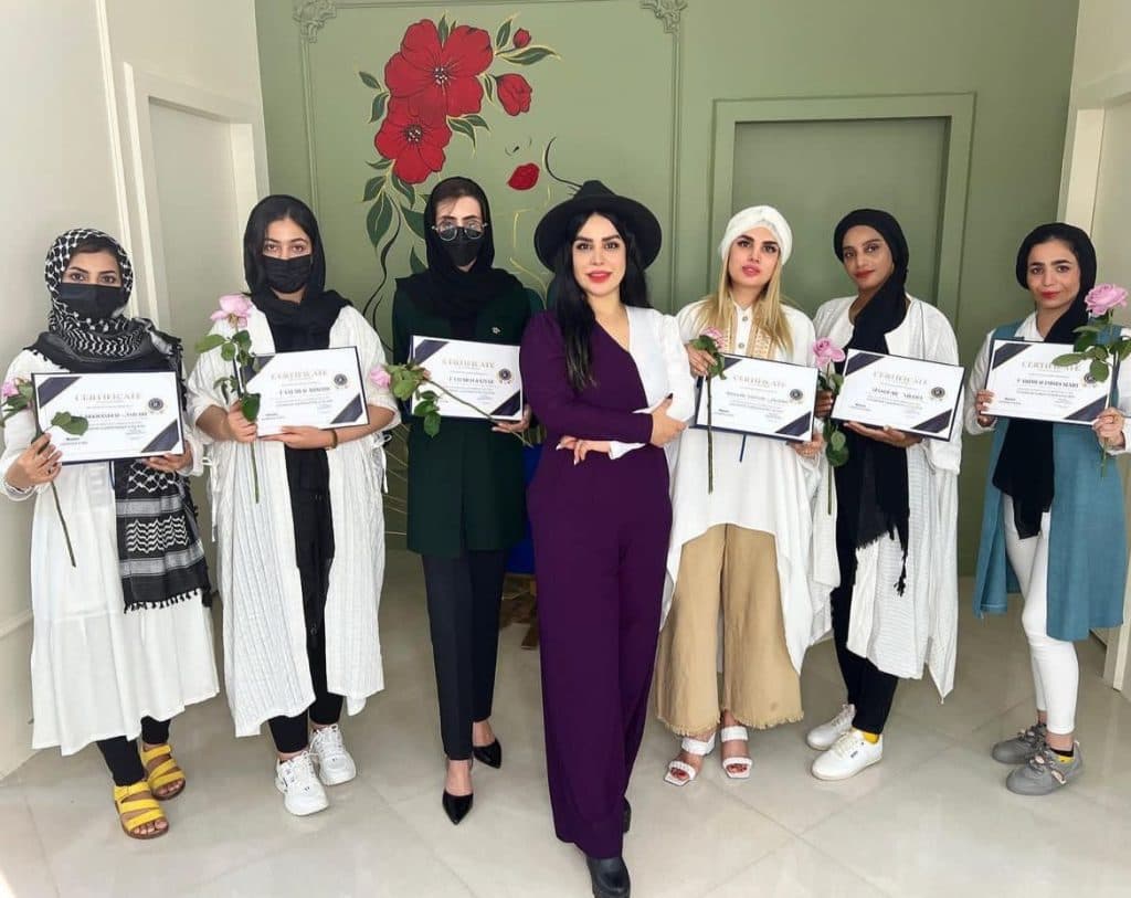 مرکز تخصصی لیفت ابرو و مژه سمانه کیانی در بندرعباس