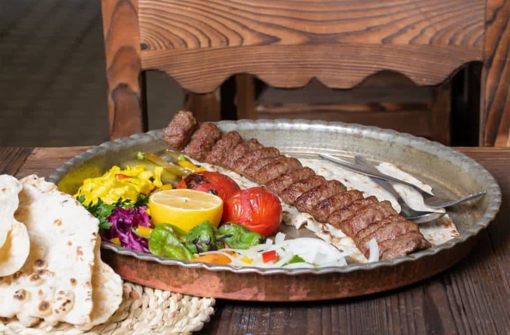 مجموعه غذایی مستر غذا در شریف آباد شیراز