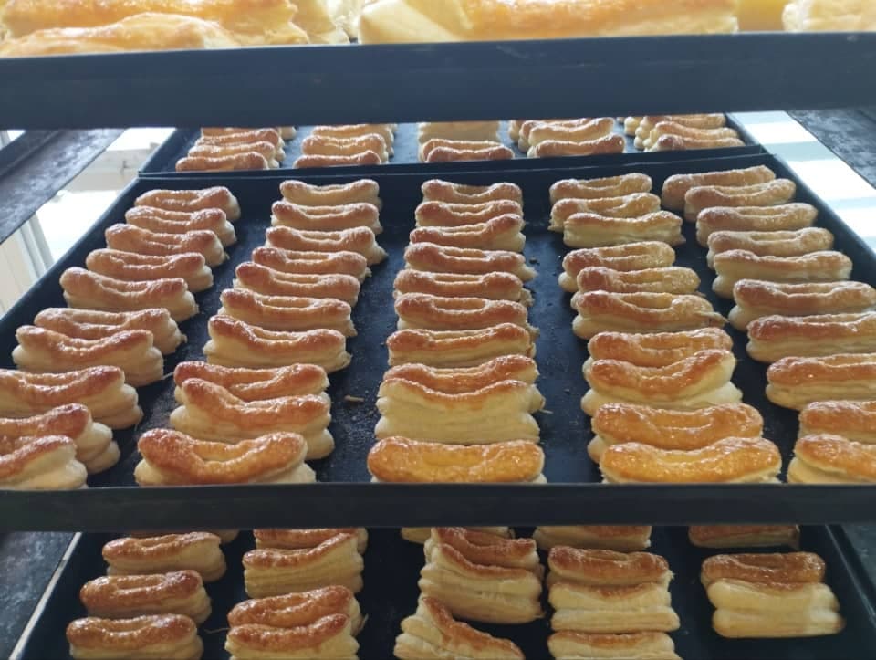 تولید و پخش عمده شیرینی و کلوچه خرمایی سیستانی کارن در مشهد