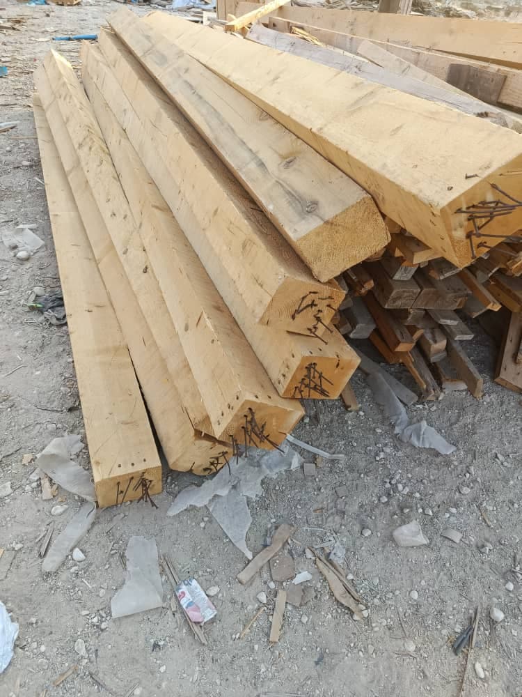 چوب فروشی علی بیابانی در جاده شهریار