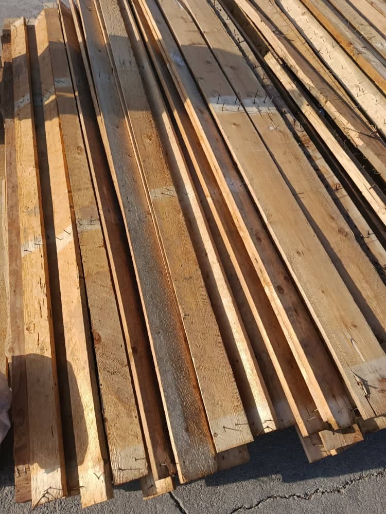 چوب فروشی علی بیابانی در جاده شهریار