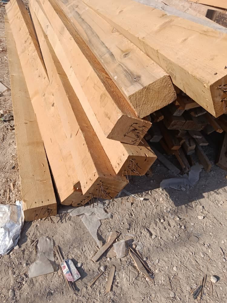 چوب فروشی علی بیابانی در جاده شهریار