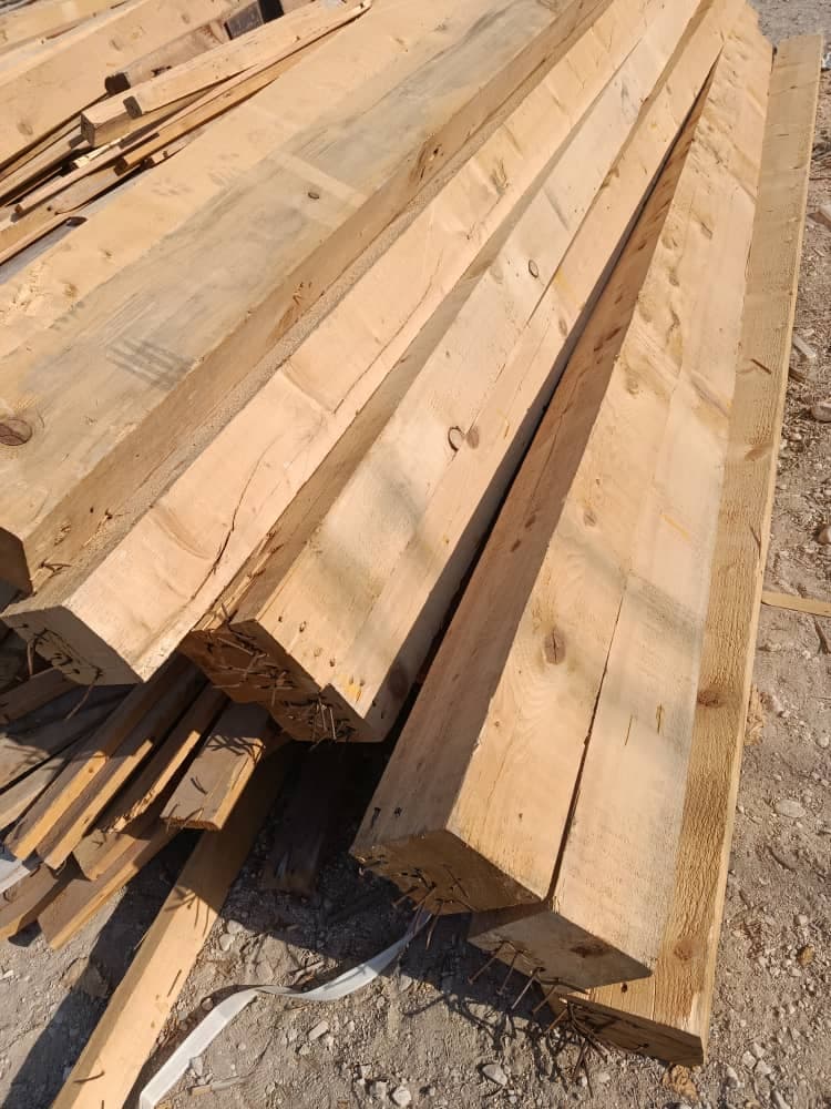 چوب فروشی علی بیابانی در جاده شهریار