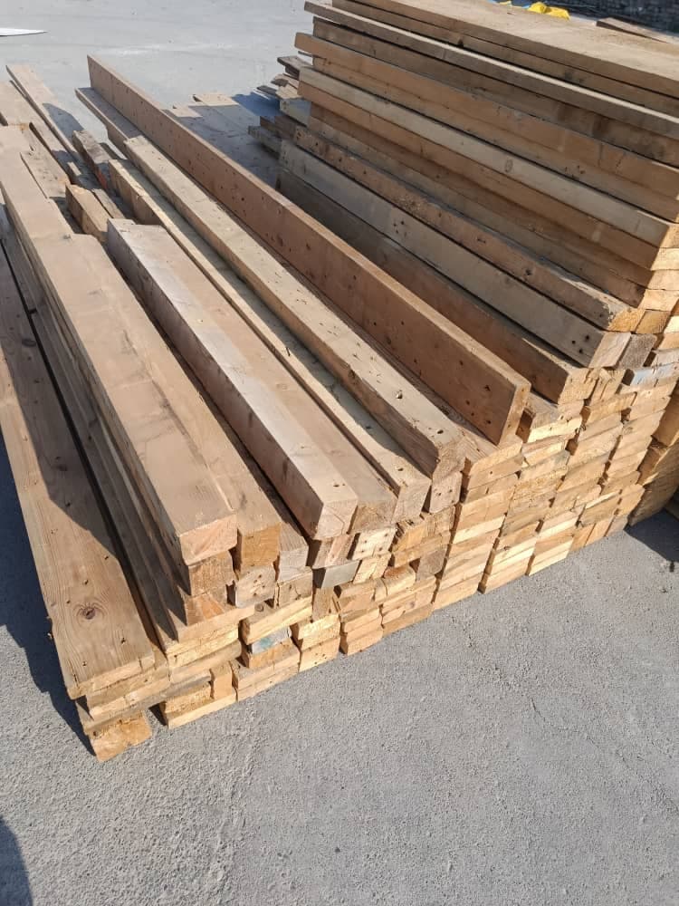 چوب فروشی علی بیابانی در جاده شهریار