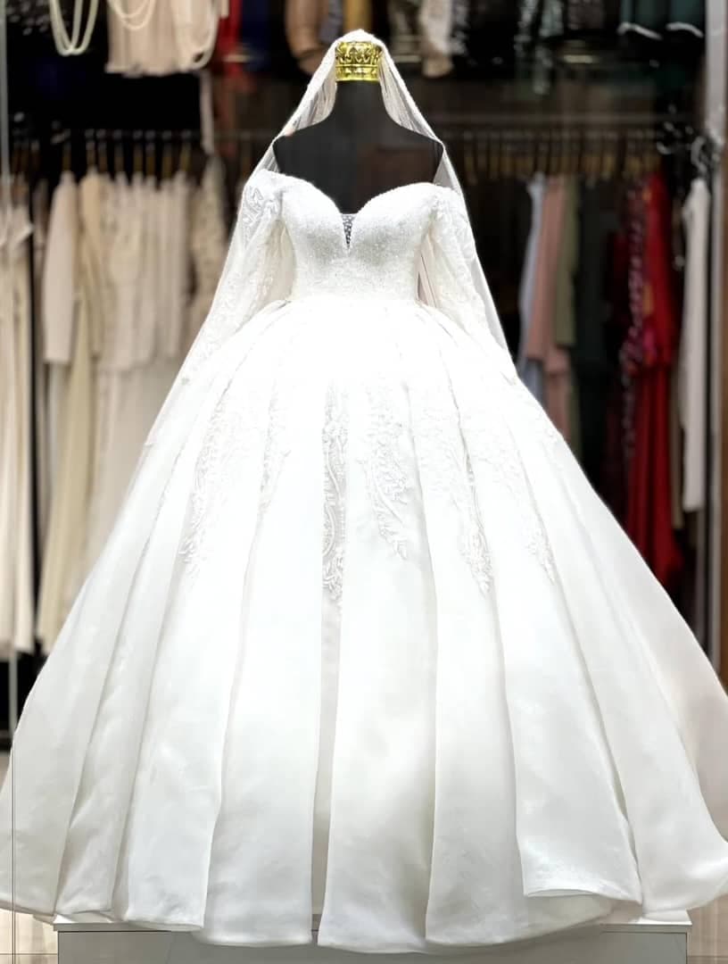 مزون لباس عقد و عروس فلورا در خوی