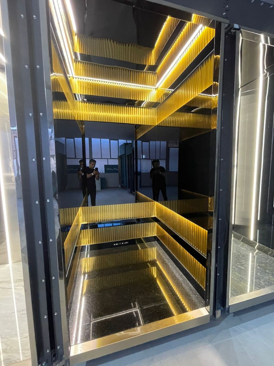 تولید و فروش کابین آسانسور اوکتای کابین در تبریز