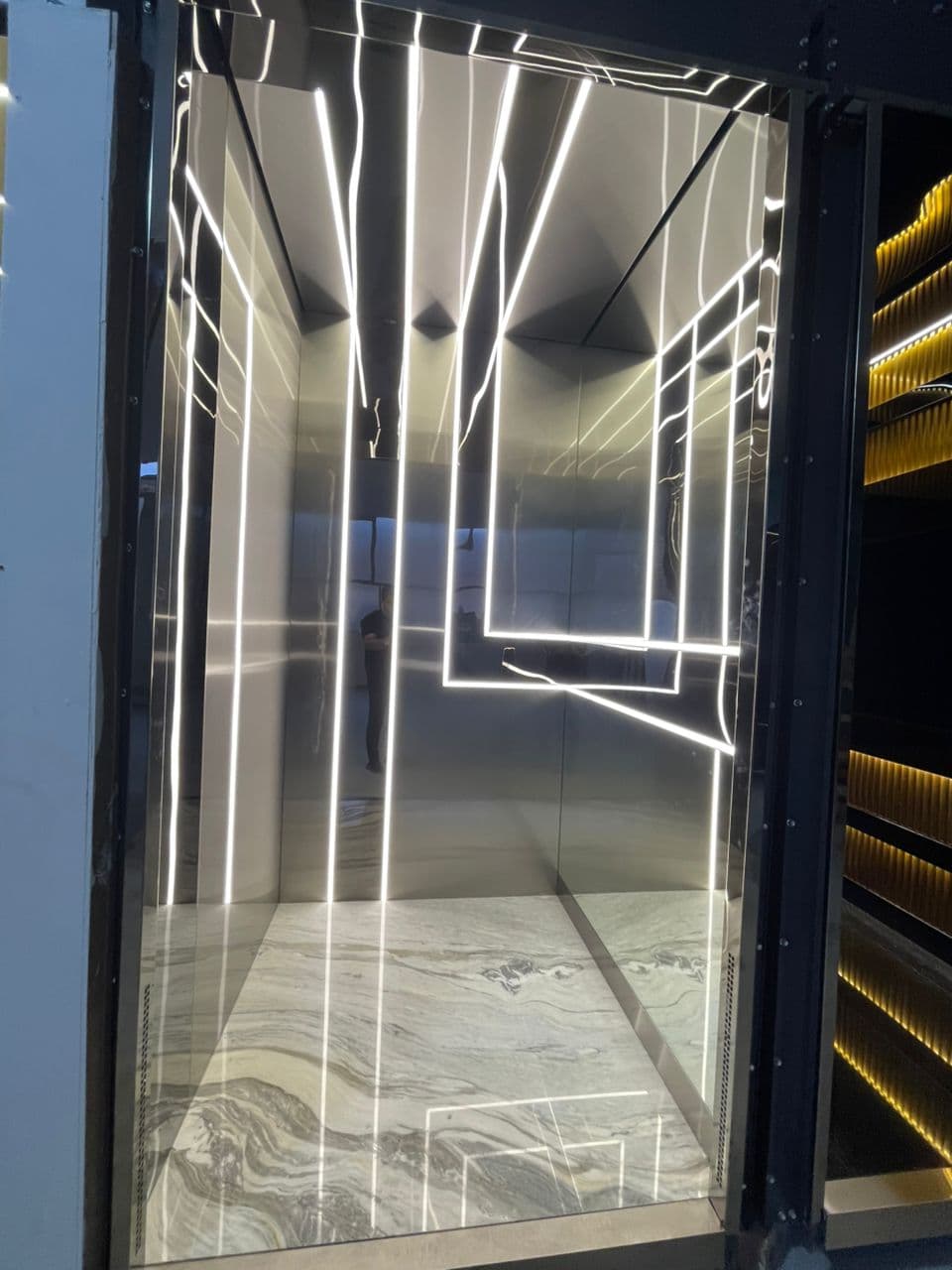 تولید و فروش کابین آسانسور اوکتای کابین در تبریز