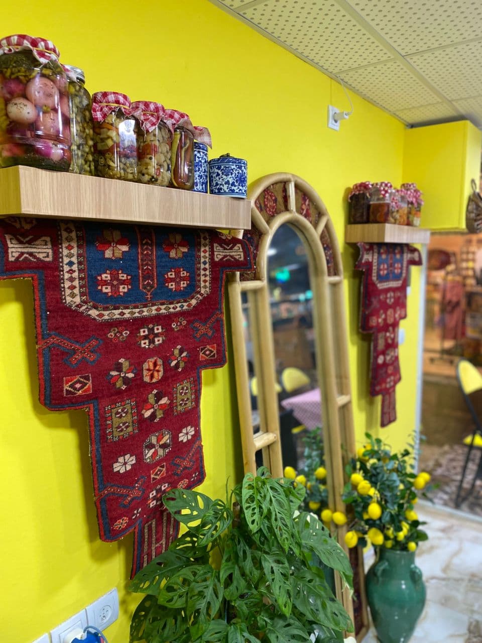 آشپزخانه و غذای بیرون بر خانم کوچیک در رشت