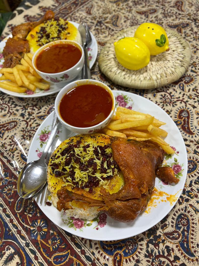 آشپزخانه و غذای بیرون بر خانم کوچیک در رشت