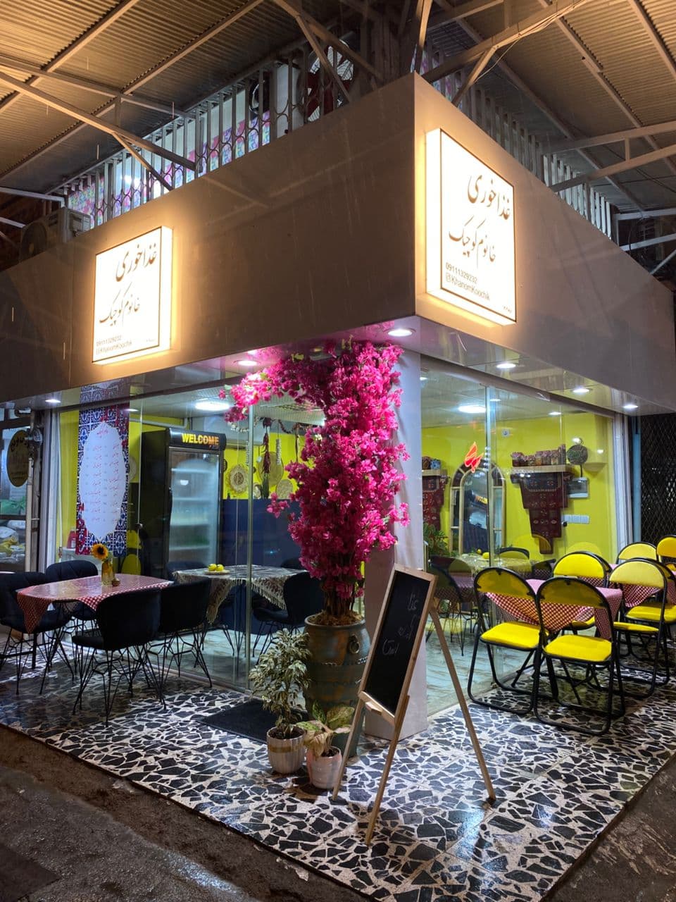 آشپزخانه و غذای بیرون بر خانم کوچیک در رشت